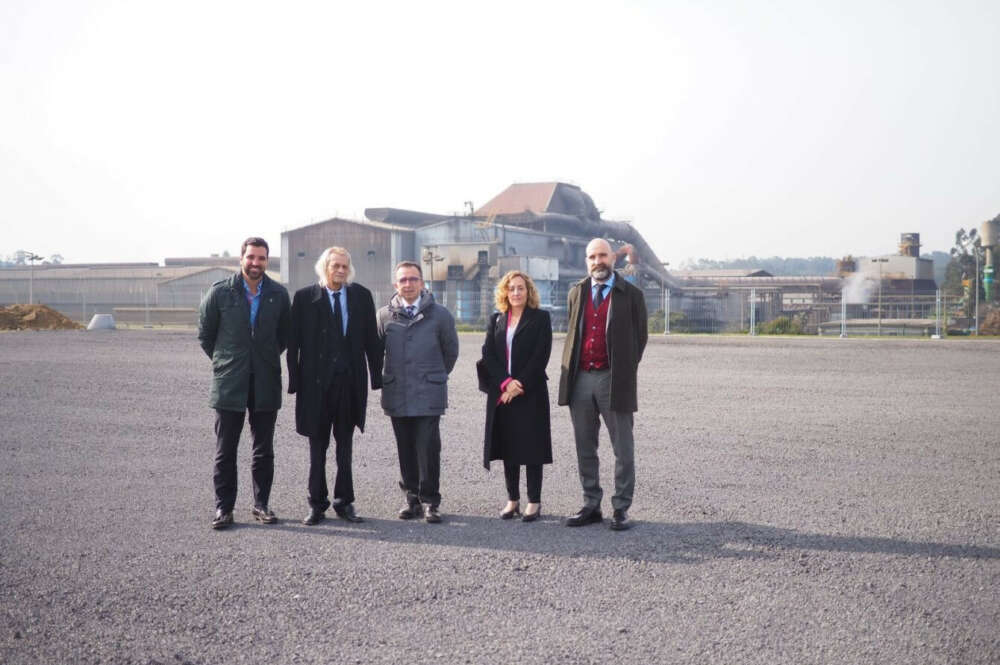 Álvaro Alvarez, administrador de Megasa, y Joao Manso Neto, CEO de Greenvolt, frente a las instalaciones del grupo gallego en Maia (Portugal) / Greenvolt