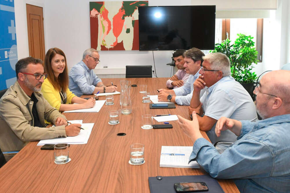 La conselleira do Medio Rural aborda con Unións Agrarias y Asaga la situación del sector lácteo