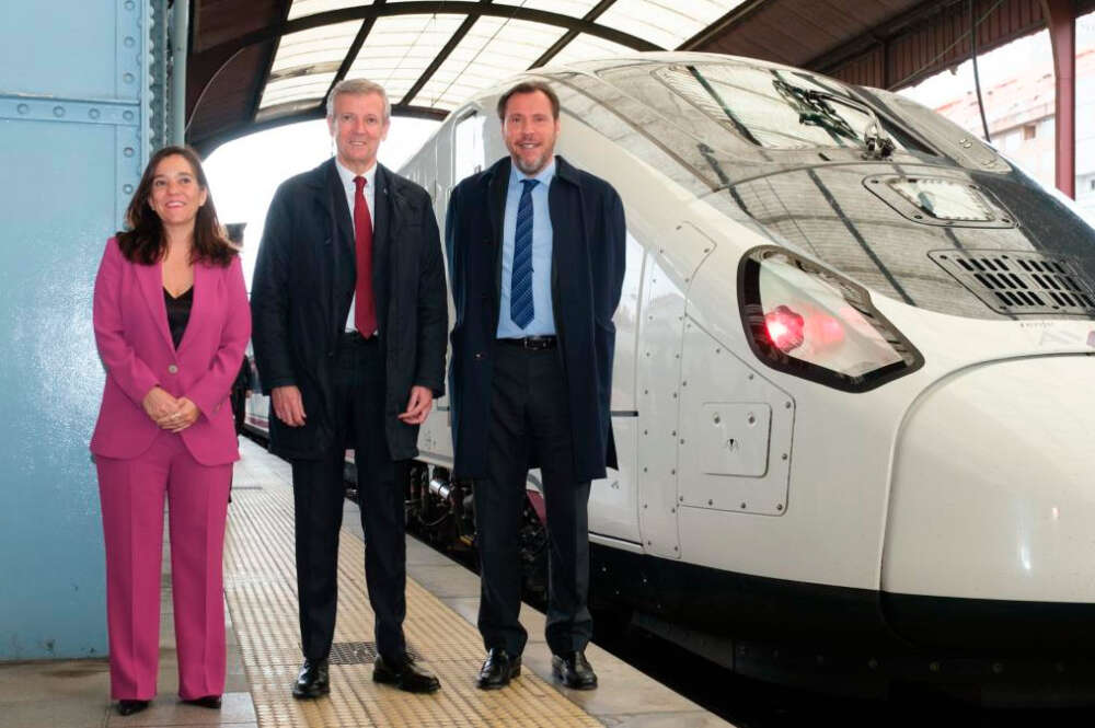 La alcaldesa de A Coruña, Inés Rey; el presidente de la Xunta, Alfonso Rueda; y el ministro de Transportes, Óscar Puente, en un viaje de prueba de los Trenes Avril en Galicia