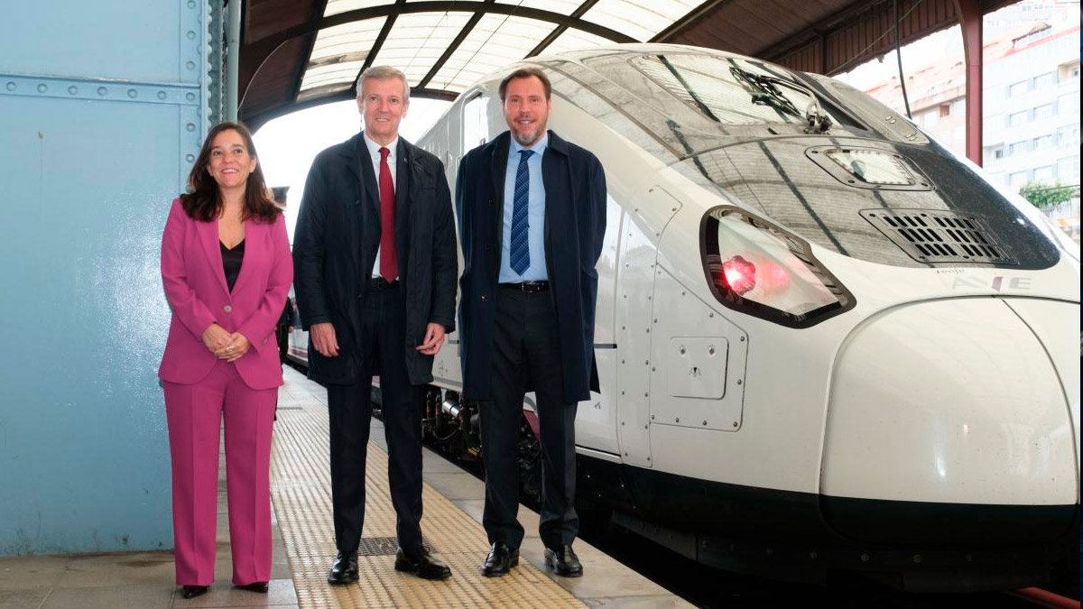 La alcaldesa de A Coruña, Inés Rey; el presidente de la Xunta, Alfonso Rueda; y el ministro de Transportes, Óscar Puente, en un viaje de prueba de los Trenes Avril en Galicia