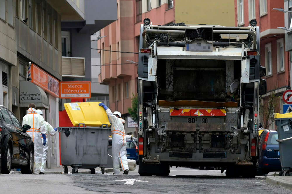 Operativo de limpieza durante la emergencia sanitaria en A Coruña por la acumulación de basura