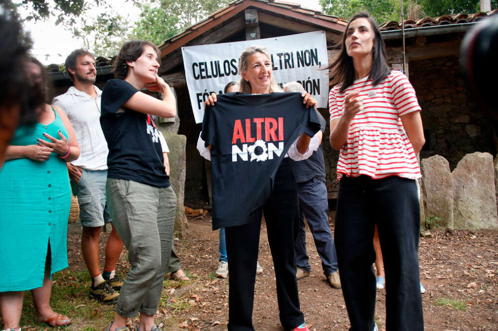 La vicepresidenta segunda y ministra de Trabajo y Economía Social, Yolanda Díaz (c), se reúne con representantes de la Plataforma Ulloa Viva, a 20 de agosto de 2024, en Agolada, Pontevedra, Galicia (España).