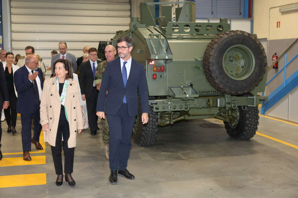 La ministra de Defensa, Margarita Robles, junto al CEO de Urovesa, Justo Sierra, en una visita a la planta de la empresa gallega en Valga (Pontevedra)