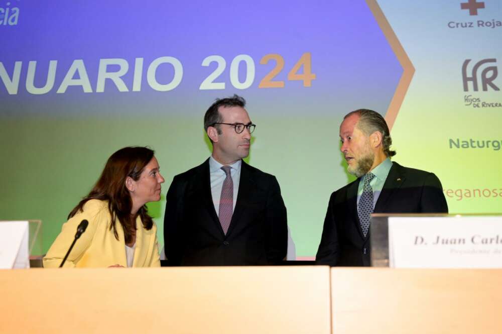 El ministro de Economía, Carlos Cuerpo, junto a la alcadesa de A Coruña, Inés Rey, y el presidente de Abanca, Juan Carlos Escotet / Europa Press