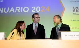 El ministro de Economía, Carlos Cuerpo, junto a la alcadesa de A Coruña, Inés Rey, y el presidente de Abanca, Juan Carlos Escotet / Europa Press