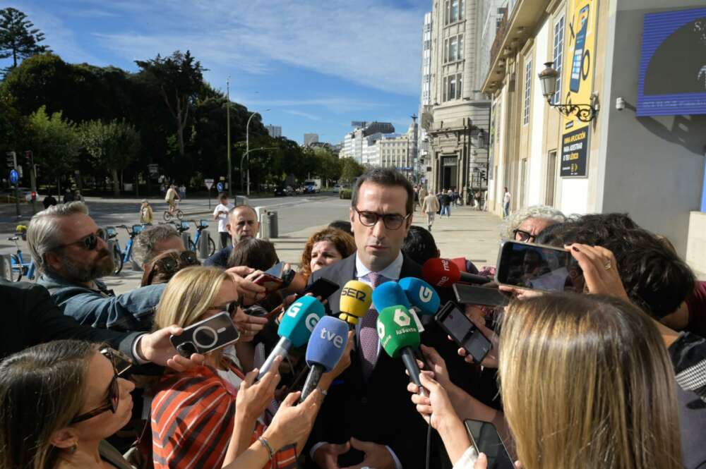 El ministro de Economía, Carlos Cuerpo, ofrece declaraciones a los medios, en A Coruña / Europa Press