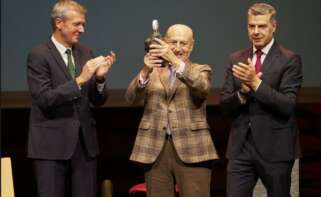 El presidente de la Xunta, Alfonso Rueda, junto al presidente de Coren, Manuel Gómez-Franqueira, y el presidente del Consello Galego de Economistas, Miguel Ángel Vázquez Taín