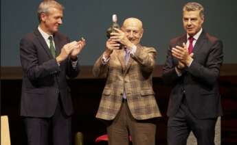 El presidente de la Xunta, Alfonso Rueda, junto al presidente de Coren, Manuel Gómez-Franqueira, y el presidente del Consello Galego de Economistas, Miguel Ángel Vázquez Taín