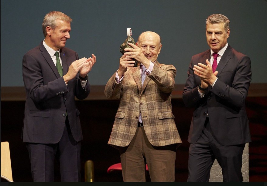 El presidente de la Xunta, Alfonso Rueda, junto al presidente de Coren, Manuel Gómez-Franqueira, y el presidente del Consello Galego de Economistas, Miguel Ángel Vázquez Taín