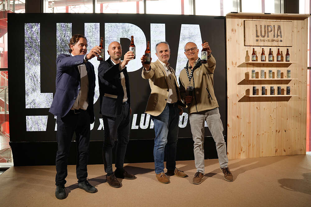 Ignacio Rivera, a la izquierda, en la presentación en el museo MEGA de la nueva marca de Estrella Galicia