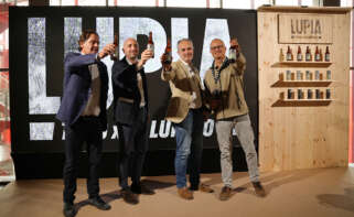 Ignacio Rivera, a la izquierda, en la presentación en el museo MEGA de la nueva marca de Estrella Galicia