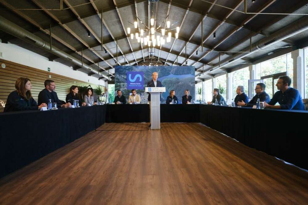 El presidente gallego, Alfonso Rueda, tras el retiro de trabajo en Sober con el resto de miembros del Gobierno gallego / Xunta