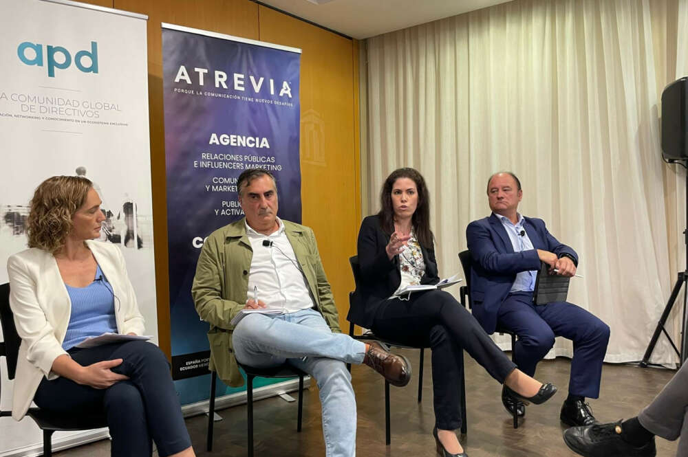 Ainhoa Villa (centro), Business Development Manager de BlueFloat Energy, toma la palabra durante la jornada organizada por la APD y Atrevia. Le acompañan Fernando Díaz Ripa, director de proyecto de Cobre San Rafael; Rocío Espinosa, Head of Business Development de Plenitude; y Antonio Casal, director territorial de Ence en Galicia / Bluefloat