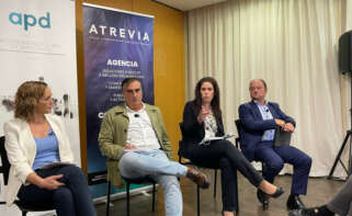 Ainhoa Villa (centro), Business Development Manager de BlueFloat Energy, toma la palabra durante la jornada organizada por la APD y Atrevia. Le acompañan Fernando Díaz Ripa, director de proyecto de Cobre San Rafael; Rocío Espinosa, Head of Business Development de Plenitude; y Antonio Casal, director territorial de Ence en Galicia / Bluefloat