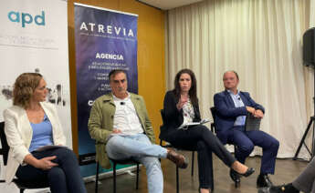 Ainhoa Villa (centro), Business Development Manager de BlueFloat Energy, toma la palabra durante la jornada organizada por la APD y Atrevia. Le acompañan Fernando Díaz Ripa, director de proyecto de Cobre San Rafael; Rocío Espinosa, Head of Business Development de Plenitude; y Antonio Casal, director territorial de Ence en Galicia / Bluefloat