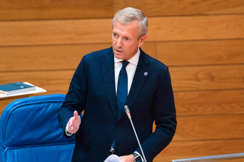 El presidente de la Xunta, Alfonso Rueda, responde a la oposición en el pleno del Parlamento de Galicia