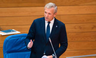 El presidente de la Xunta, Alfonso Rueda, responde a la oposición en el pleno del Parlamento de Galicia