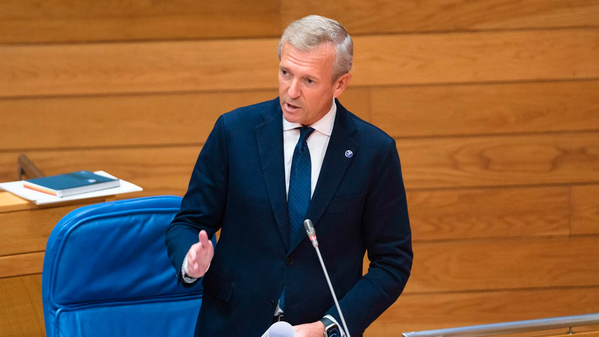 El presidente de la Xunta, Alfonso Rueda, responde a la oposición en el pleno del Parlamento de Galicia