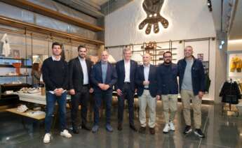 El presidente de la Xunta, Alfonso Rueda, en el centro, en la inauguración de la nueva sede de El Pulpo en Bergondo (A Coruña). A su derecha, el fundador de la compañía, José Antonio Chacón.