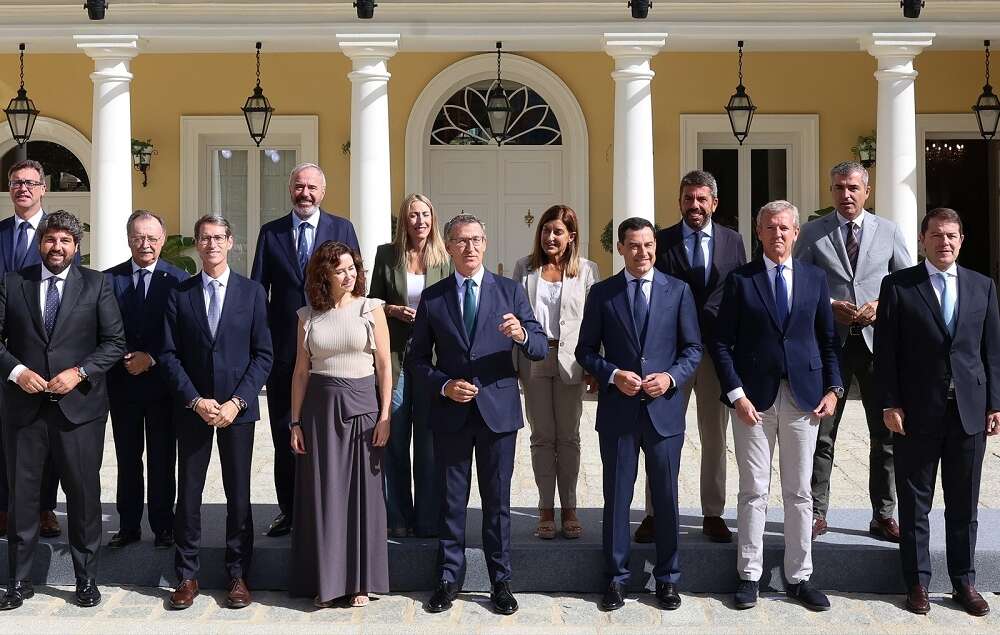 Foto de familia, el presidente del PP, Alberto Núñez Feijóo, junto a los barones del PP, al llegar a una reunión con los presidentes autonómicos del Partido Popular, en el Palacio de los Duques de Pastrana, a 6 de septiembre de 2024, en Madrid (España).