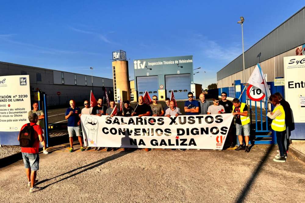 Protesta de trabajadores frente a un centro de inspección de vehículos de Ourense / CIG