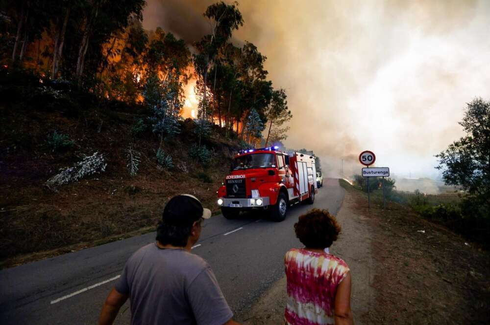 Camión de bomberos en tareas de extinción en el distrito de Aveiro / Europa Press / Diogo Baptista