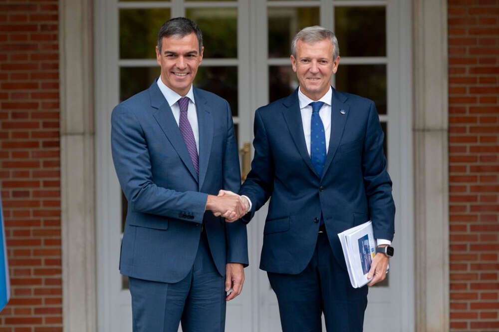 El presidente del Gobierno, Pedro Sánchez (i), recibe al presidente de la Xunta de Galicia, Alfonso Rueda (d), en el Complejo de La Moncloa, a 20 de septiembre de 2024, en Madrid (España)