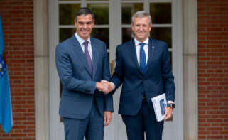 El presidente del Gobierno, Pedro Sánchez (i), recibe al presidente de la Xunta de Galicia, Alfonso Rueda (d), en el Complejo de La Moncloa, a 20 de septiembre de 2024, en Madrid (España)