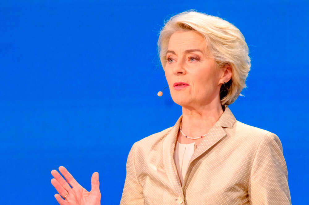 La presidenta de la Comisión Europea, Ursula Von der Leyen, comparece ante los medios, en el Parlamento Europeo