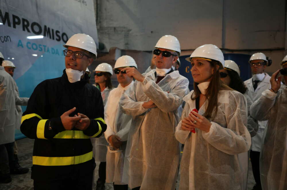 El presidente de la Xunta de Galicia, Alfonso Rueda, junto a la CEO de Xeal, María Couto, durante una visita a uno de los hornos de la fábrica de Cee / Xeal