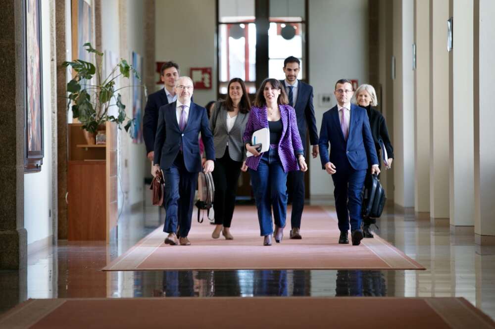 La conselleira de Economía e Industria, María Jesús Lorenzana, con su equipo, en la presentación ante el Parlamento del presupuesto de su consellería