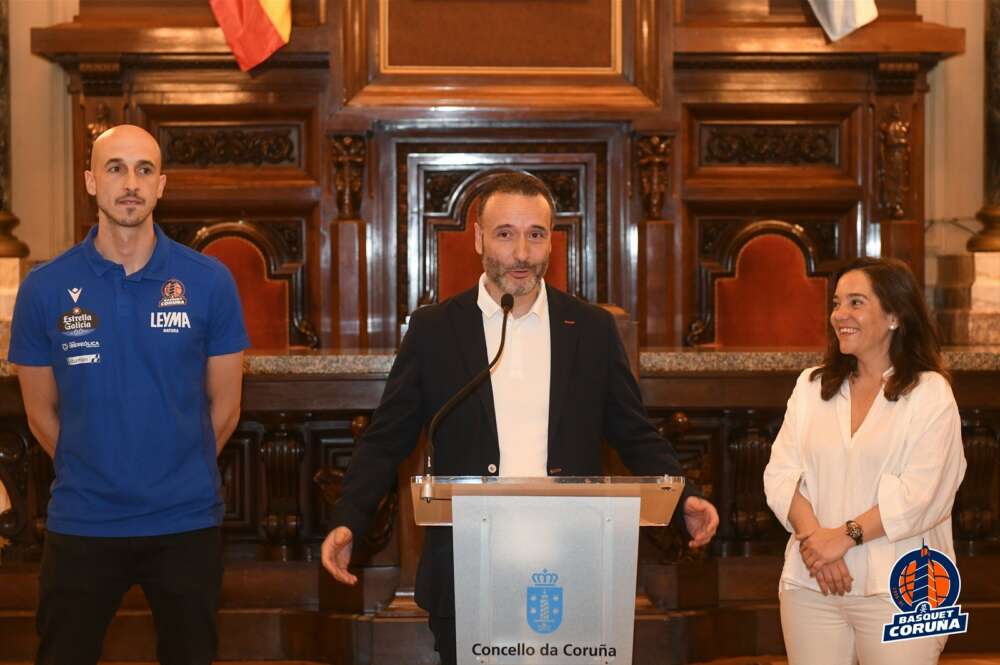 Roberto Cibeira, en la recepción en el Pazo de María Pita por el ascenso a la Liga ACB del Básquet Coruña