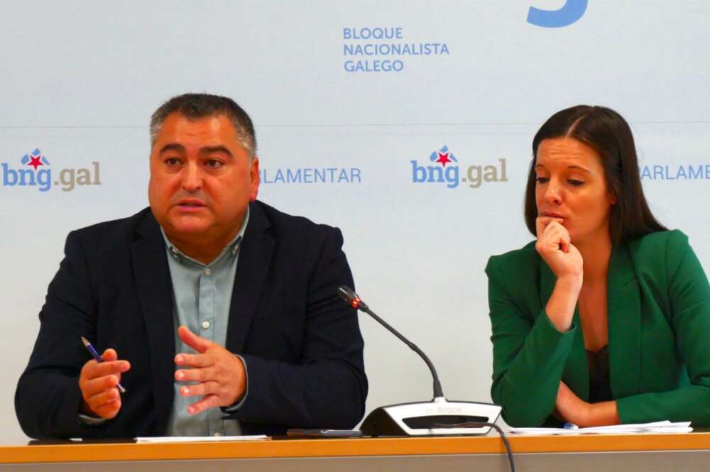 La viceportavoz primera del BNG, junto al portavoz de Energía del Bloque, Xosé Manuel Golpe / BNG