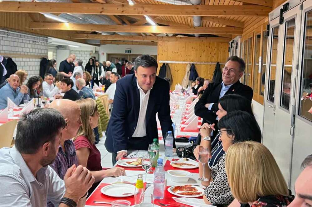 Valentín González Formoso y José Manuel Otero saludan a algunos de los asistentes al acto de conmemoración del 55º aniversario del Centro Español de Lyss