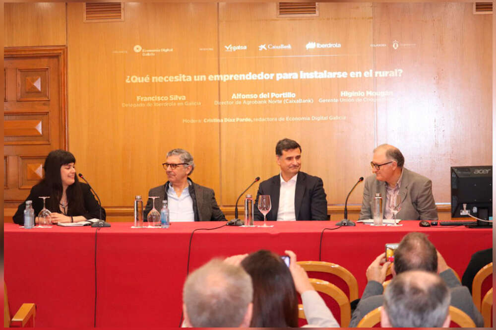 Mesa redonda sobre qué necesitan los emprendedores para instalarse en el rural en la que participaron Francisco Silva, delegado de Iberdrola en Galicia; Alfonso del Portillo, director de Agrobank Norte e Higinio Mougán, director gerente de AGACA