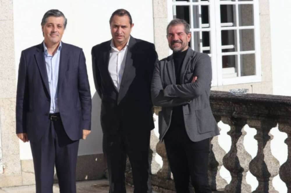 Javier Bretón, director general de Leche Celta, junto a Jorge Eiroa, director de compras de Vegalsa, y Guillermo Martínez, director gerente de Casa Grande de Xanceda