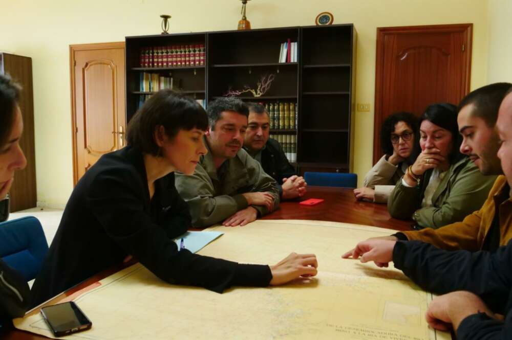 La portavoz nacional del BNG, Ana Pontón, durante su reunión con representantes de la cofradía de Cedeira / BNG