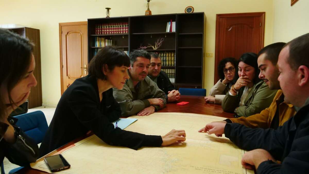 La portavoz nacional del BNG, Ana Pontón, durante su reunión con representantes de la cofradía de Cedeira / BNG