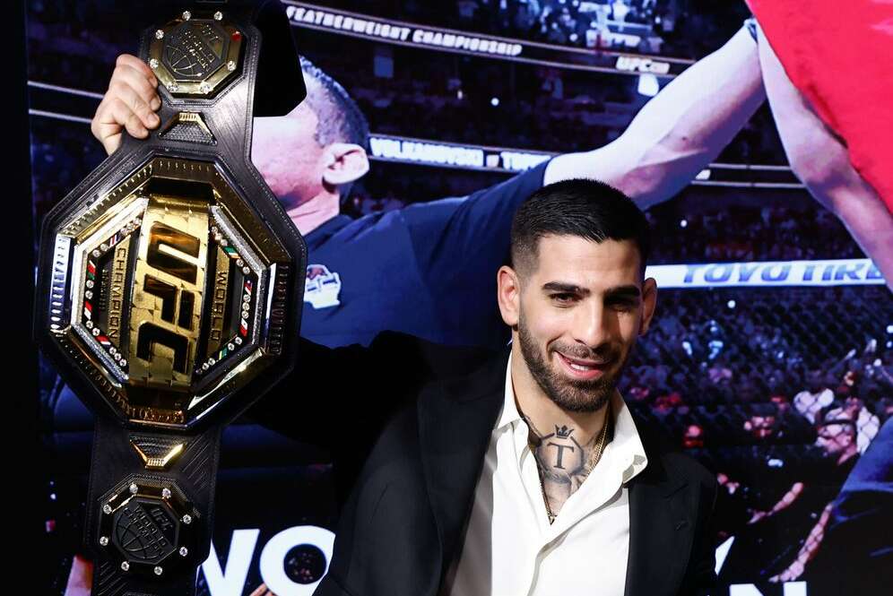 Ilia Topuria posa con su cinturón de campeón de la UFC en peso pluma tras derrotar a Alexander Volkanovski / Europa Press