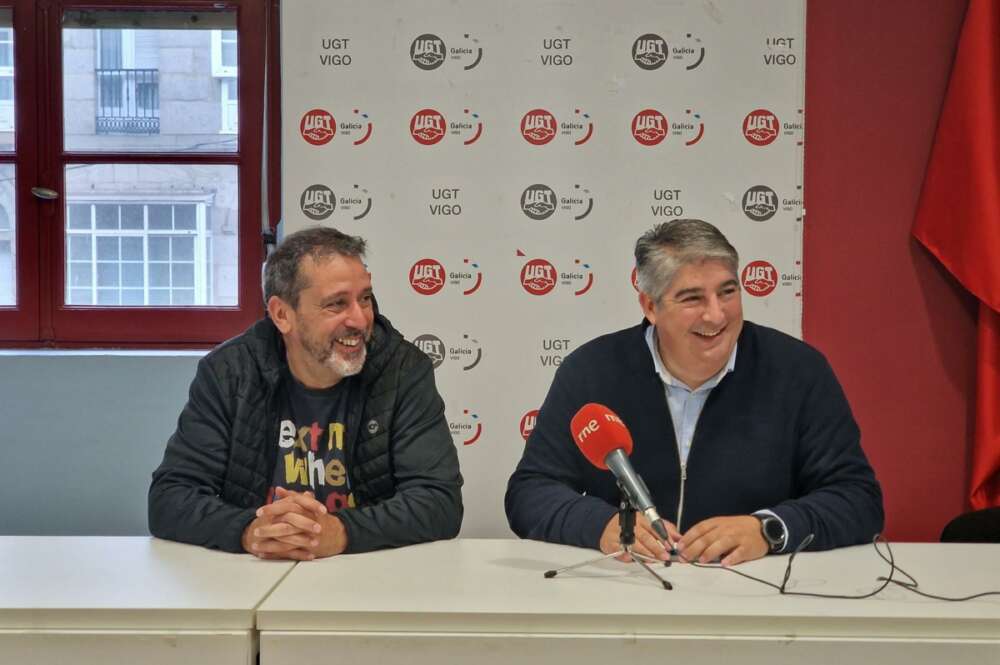 El secretario general del sector automovilístico de UGT Fica a nivel nacional, Jordi Carmona, junto al secretario general de Industria de UGT en Vigo, Rubén Pérez / Europa Press