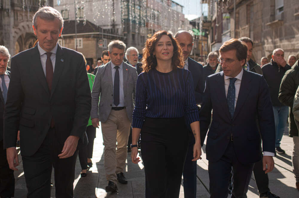 El presidente de la Xunta de Galicia, Alfonso Rueda, la presidenta de la Comunidad de Madrid, Isabel Díaz Ayuso, y el alcalde de Madrid, José Luis Martínez-Almeida, durante el acto institucional de hermanamiento entre la Comunidad de Madrid y Galicia para conmemorar el 150 aniversario del nacimiento de Antonio Palacios