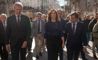 El presidente de la Xunta de Galicia, Alfonso Rueda, la presidenta de la Comunidad de Madrid, Isabel Díaz Ayuso, y el alcalde de Madrid, José Luis Martínez-Almeida, durante el acto institucional de hermanamiento entre la Comunidad de Madrid y Galicia para conmemorar el 150 aniversario del nacimiento de Antonio Palacios