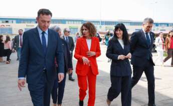 La vicepresidenta del Gobierno María Jesús Montero visita las instalaciones de Navantia en San Fernando acompañada de Belén Gualda, presidenta de la Sepi, y de Ricardo Domínguez, presidente de los astilleros públicos / Rocío Ruz / Europa Press