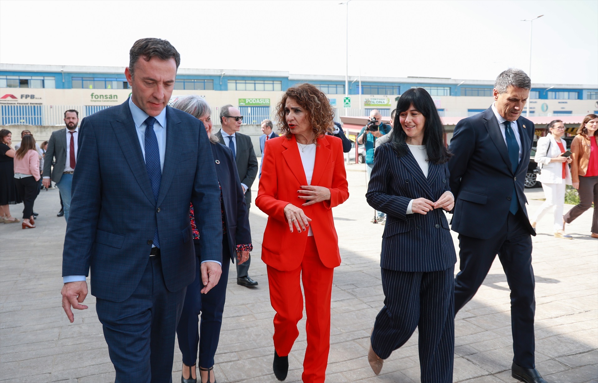 La vicepresidenta del Gobierno María Jesús Montero visita las instalaciones de Navantia en San Fernando acompañada de Belén Gualda, presidenta de la Sepi, y de Ricardo Domínguez, presidente de los astilleros públicos / Rocío Ruz / Europa Press