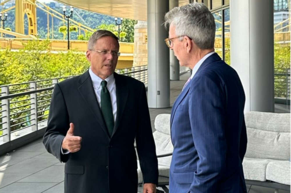 Bill Oplinger, CEO de Alcoa, junto a Geoffrey Pyatt, de la secretaría de Estado de Energía de EEUU / Linkedin