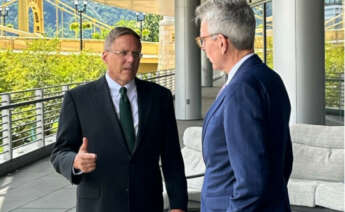 Bill Oplinger, CEO de Alcoa, junto a Geoffrey Pyatt, de la secretaría de Estado de Energía de EEUU / Linkedin