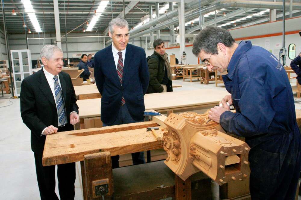 Cándido Hermida, en una foto de archivo con el exconselleiro de Industria de la Xunta, Francisco Conde