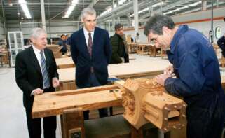 Cándido Hermida, en una foto de archivo con el exconselleiro de Industria de la Xunta, Francisco Conde