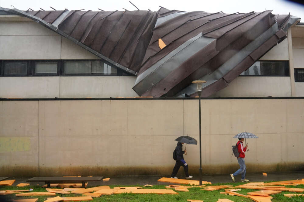 Desprendimiento del tejado del Conservatorio de Música, a 9 de octubre de 2024, en Santiago de Compostela, A Coruña, Galicia (España). - Álvaro Ballesteros - Europa Press