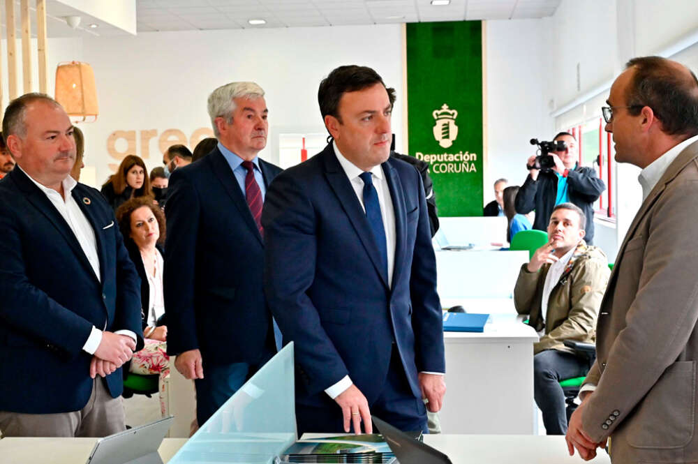 Visita del presidente de la Diputación de A Coruña, Valentín González Formoso, en mayo de 2022 al Green Coworking das Pontes, uno de los 11 centros de la Red de Coworking